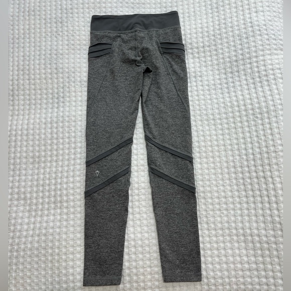 Ivivva Girls 12 Heather Grey Leggings with Pockets - Picture 6 of 12
